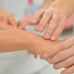 Badanie ręki pod kątem możliwego złamania kości śródręcza