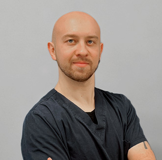mgr Adam Sarna, fizjoterapeuta
