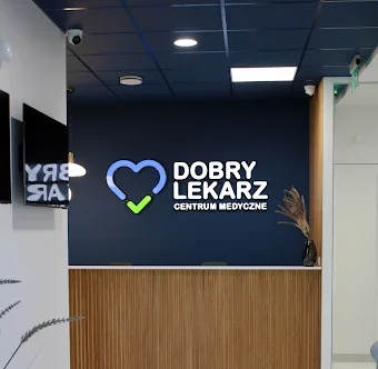 Recepcja Centrum Medycznego Dobry Lekarz z logo na ścianie